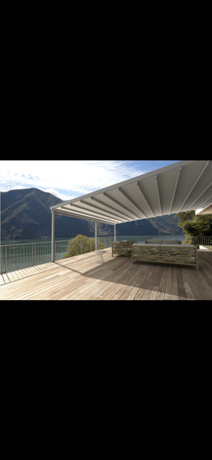 Pergotenda vista lago: Pergotenda bianca su una terrazza affacciata sul lago.
